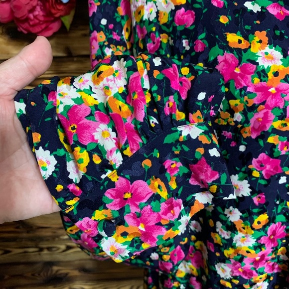 *SOLD* Saks Fifth Avenue LIHLI 100% Silk Floral Top USA - Picture 3 of 9